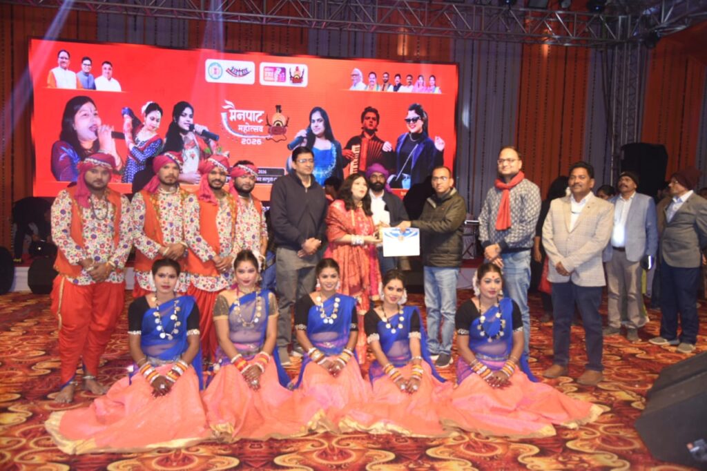 मंच मं कलाकार मन द्वारा सांस्कृतिक प्रस्तुति