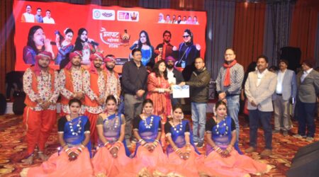 मंच मं कलाकार मन द्वारा सांस्कृतिक प्रस्तुति