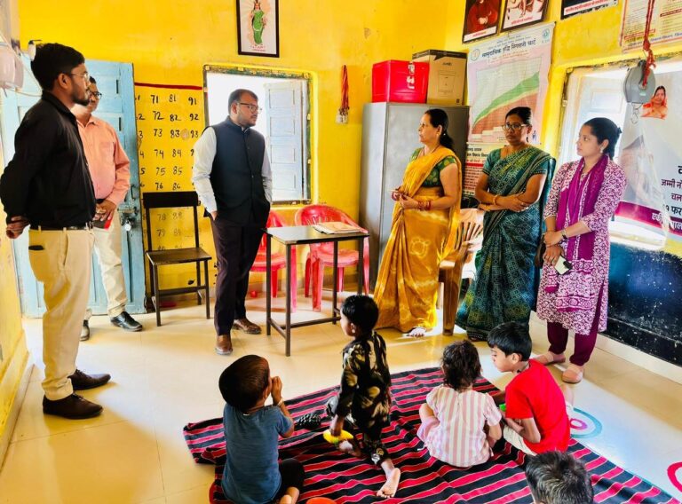 दोरनापाल मं निरीक्षण दौरान अधिकारी संग कलेक्टर अमित कुमार