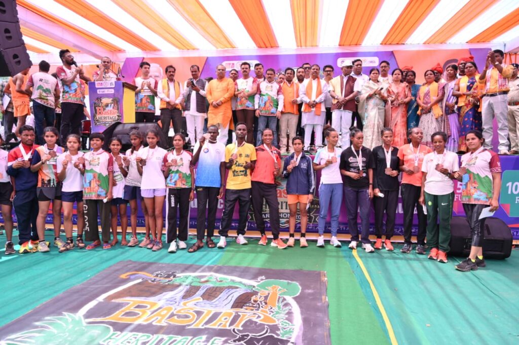 जगदलपुर ले चित्रकोट तक आयोजित मैराथन मं दौड़त धावक