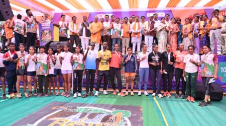 जगदलपुर ले चित्रकोट तक आयोजित मैराथन मं दौड़त धावक