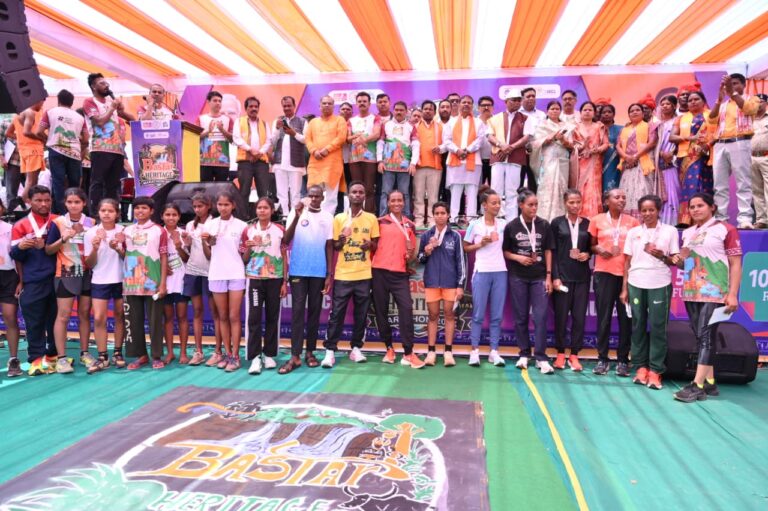 जगदलपुर ले चित्रकोट तक आयोजित मैराथन मं दौड़त धावक